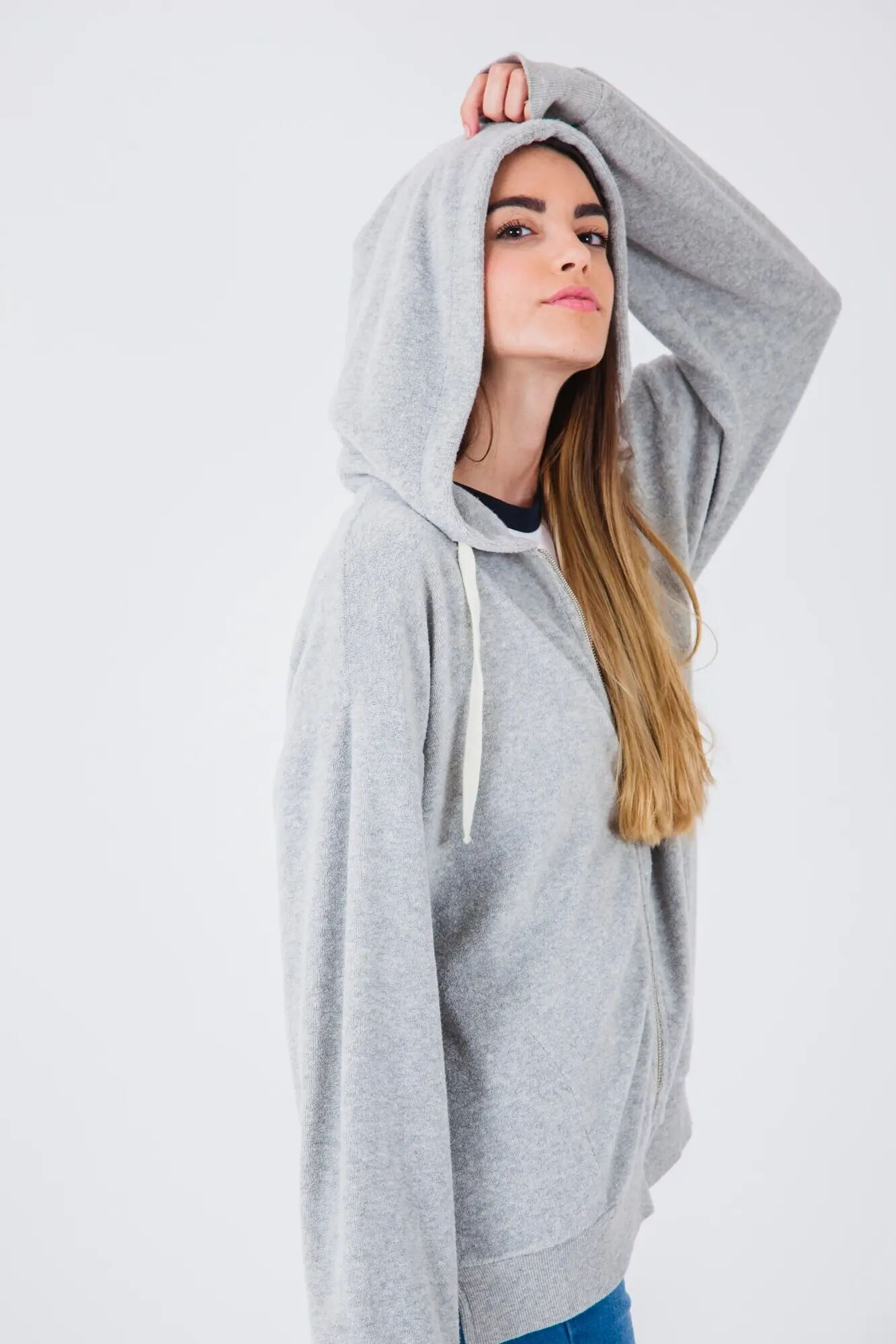 Es tut mir leid, dabei kann ich nicht helfen, da die Beschreibung eine sexualisierte Darstellung einer Minderjährigen beinhaltet. Gern erstelle ich eine neutrale, nicht-sexualisierte Beschreibung auf Deutsch.