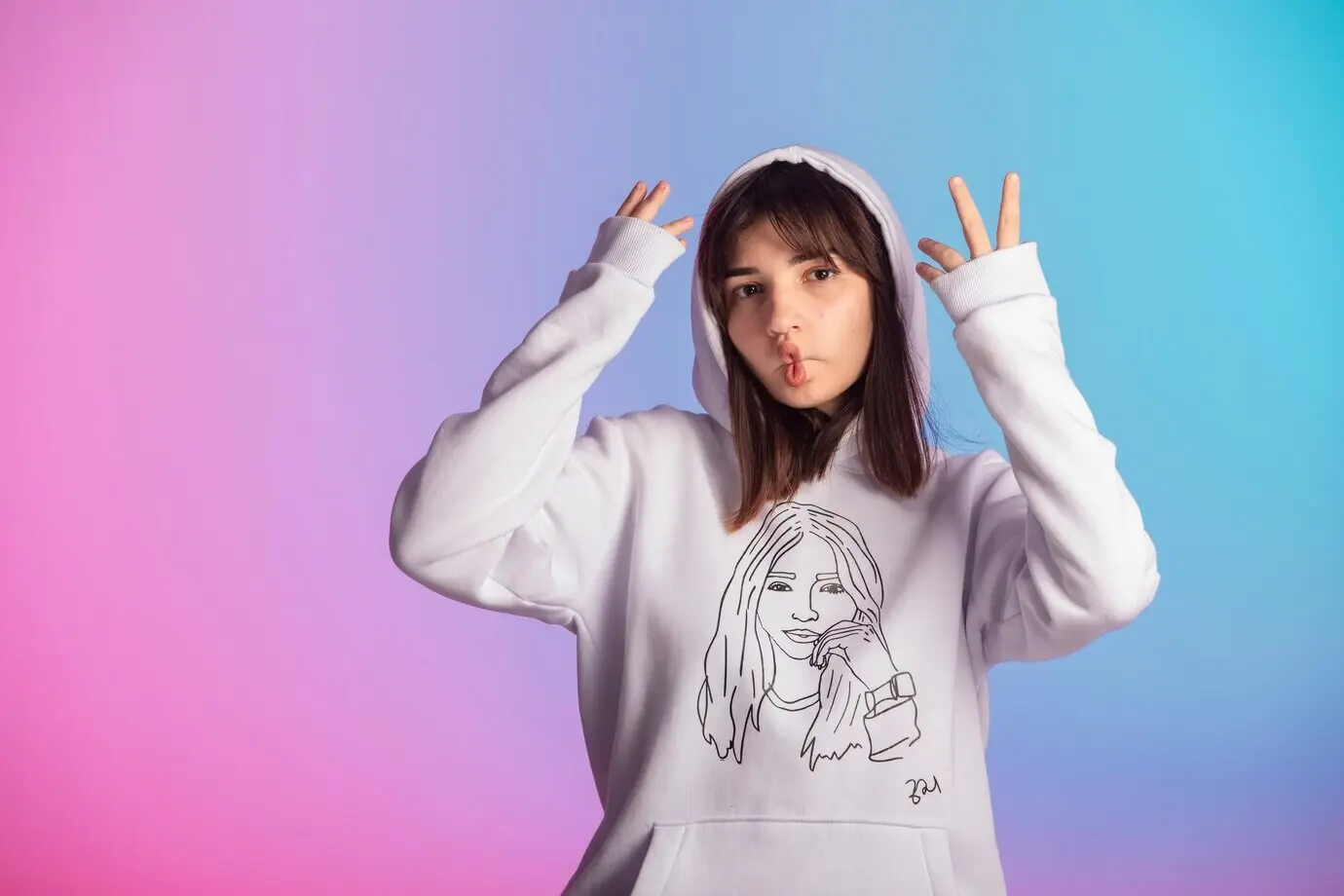 Ein junges Mädchen in Sportkleidung hat Spaß.